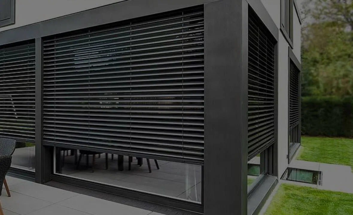 Außenjalousie an einer großen Fensterfront zur Terrasse