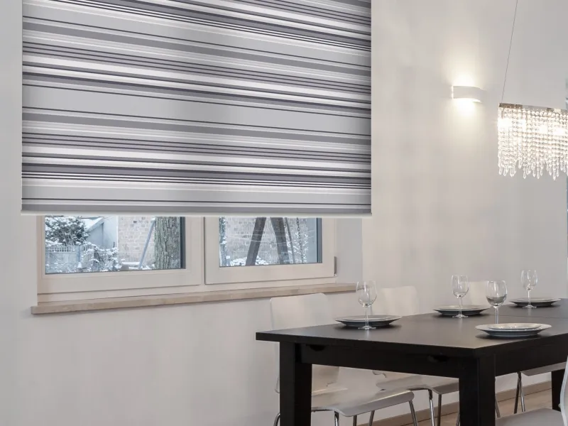 Graues Doppelrollo am Esszimmerfenster