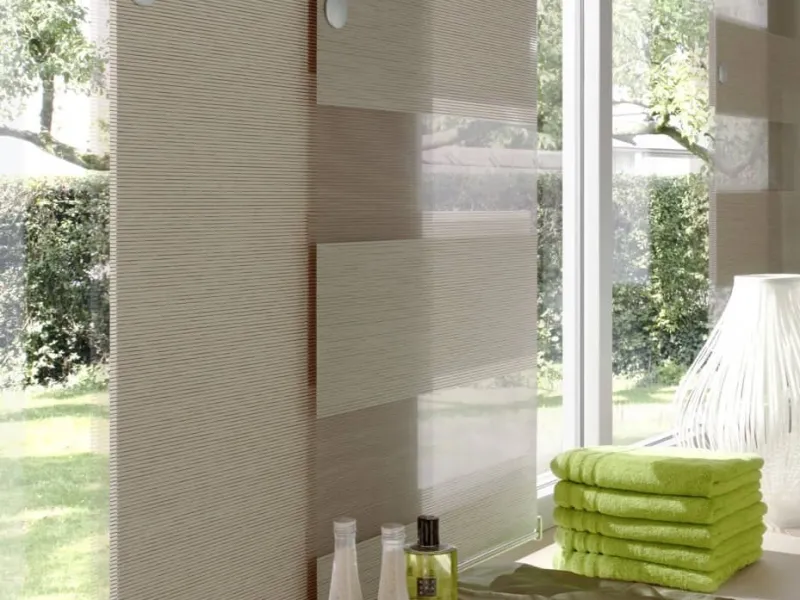 Flächenvorhang in Naturtönen im Badezimmer