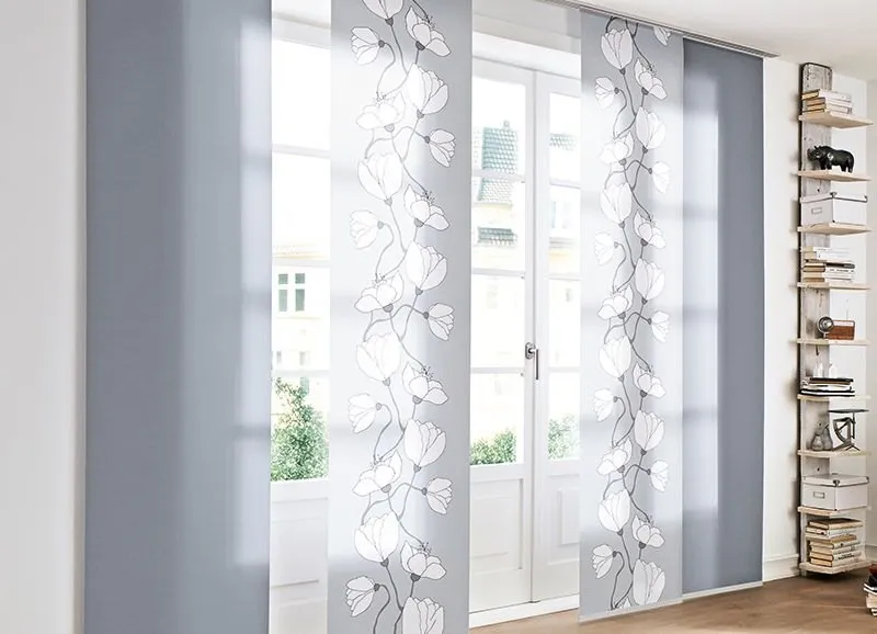 Flächenvorhang mit Blattmuster vor einer Fenstertür