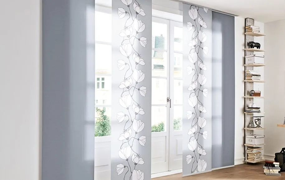Flächenvorhang mit Blattmuster vor einer Fenstertür