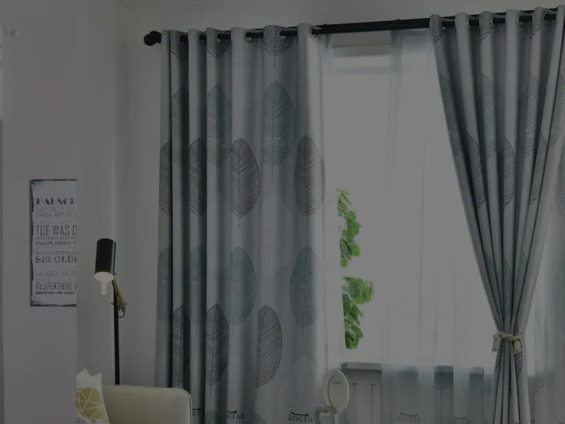 Transparente Gardine mit Ösen am Fenster