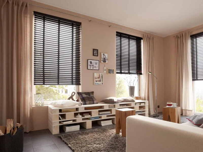 Dunkle Holzjalousien im Wohnzimmer