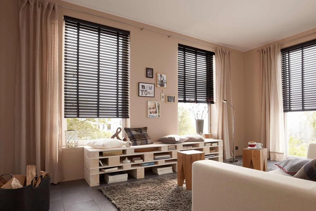 Dunkle Holzjalousien im Wohnzimmer