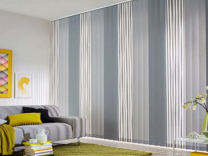 Lamellenvorhang mit Farbverlauf im Wohnraum