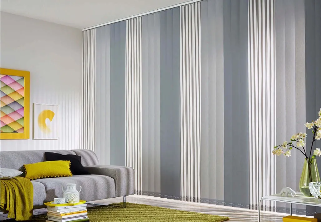 Lamellenvorhang mit Farbverlauf im Wohnraum