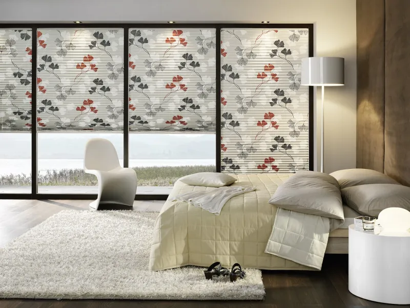 Gemusterte Plissees im Schlafzimmer mit Blick auf den See