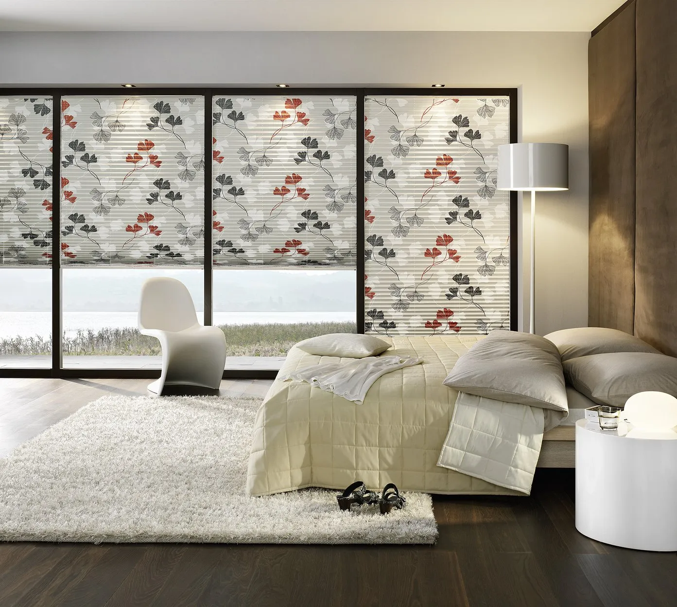 Gemusterte Plissees im Schlafzimmer mit Blick auf den See