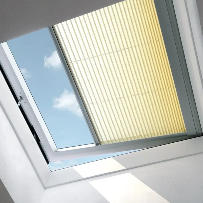 Gelbes Plissee in einem Velux-Dachfenster